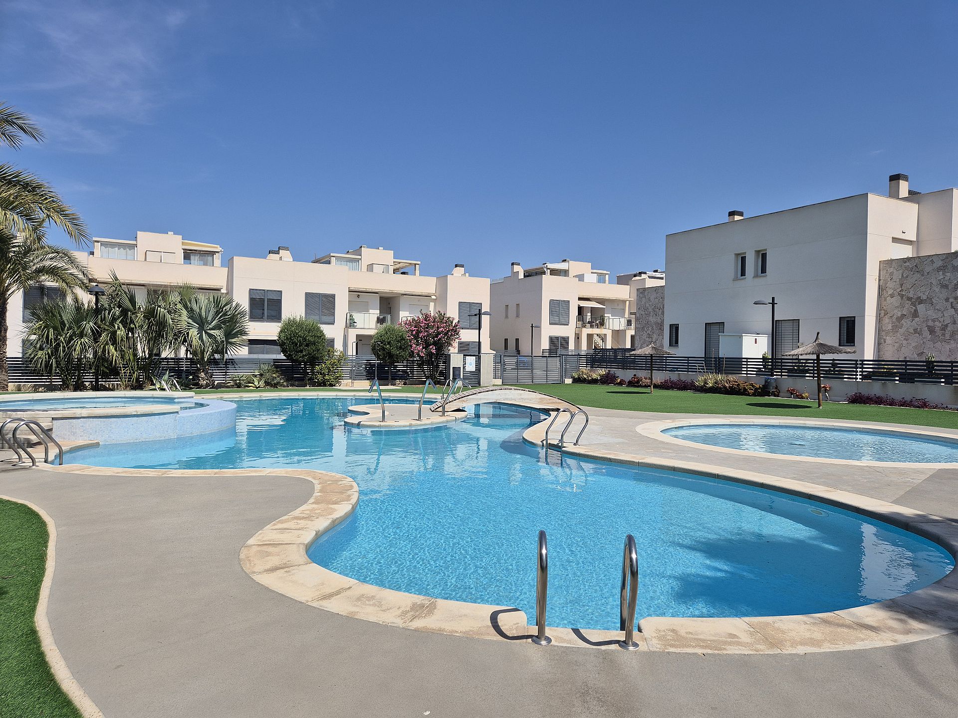 Kakkosasunnot muokkaavat Espanjan rannikkokaupunkien elämää – Torrevieja malliesimerkkinä